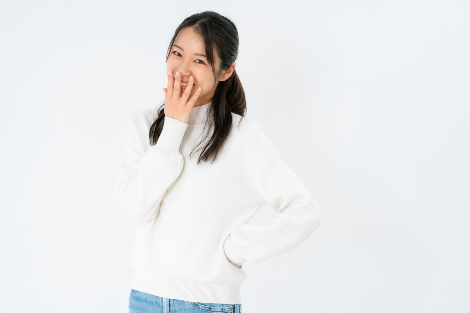 ニコニコ、ニヤニヤ、ニタニタの違いは?意味と語源も解説 | 違いがわかる雑学